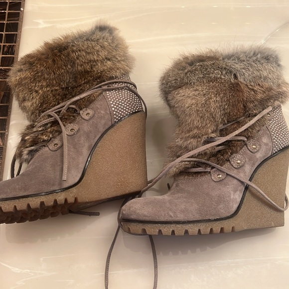 Adorable rabbit fur wedge booties - Picture 4 of 6